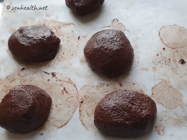 Forming cocoa balls